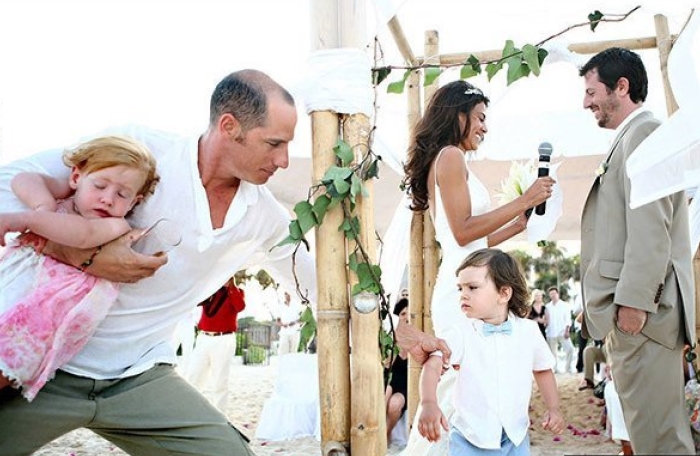 25 смешных снимков детей, которым скучно на свадьбе