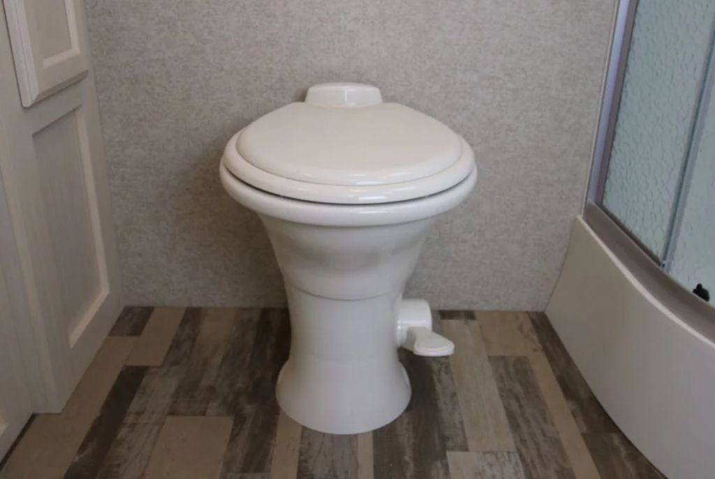 Унитаз вагонный. Гравитационный унитаз с педалью Octon. Гравитационный туалет с педалью, 3702. Унитаз пластиковый со сливом. Унитаз с педалью для дачного туалета.