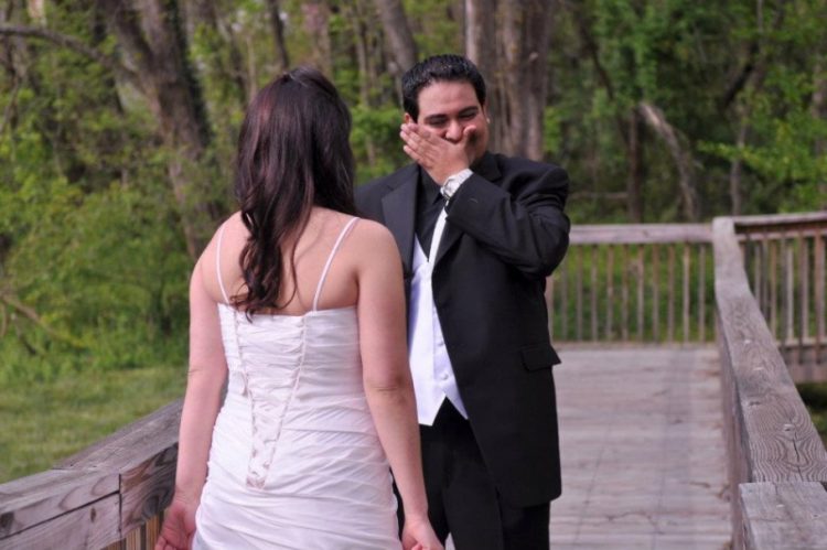 Женихи впервые видят невест: замечательные фотомоменты