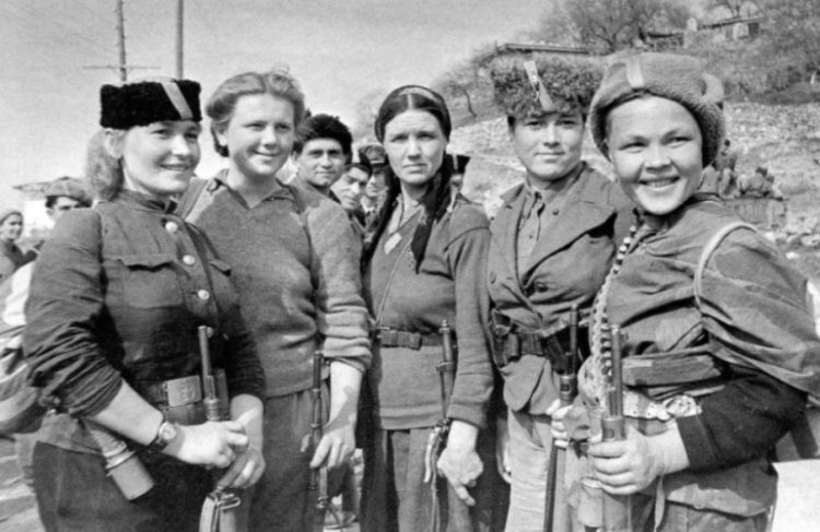 Жінки на війні: 25 фото, які розчулять