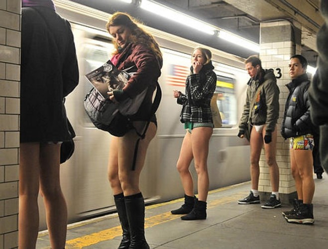 Найсмішніші "модники" в метро: 30 фото