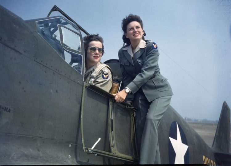 Жінки на війні: 25 фото, які розчулять