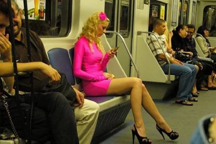 Найсмішніші "модники" в метро: 40 фото